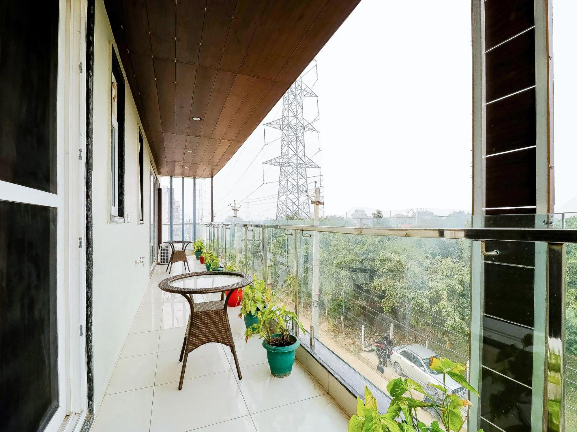 Treebo Rejoice 52 - 3Km From Huda City Metro Station Gurgaon Exterior photo